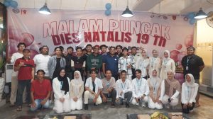 Foto Bersama Pengurus dan Anggota Himpunan Mahasiswa Kota Waringin Barat